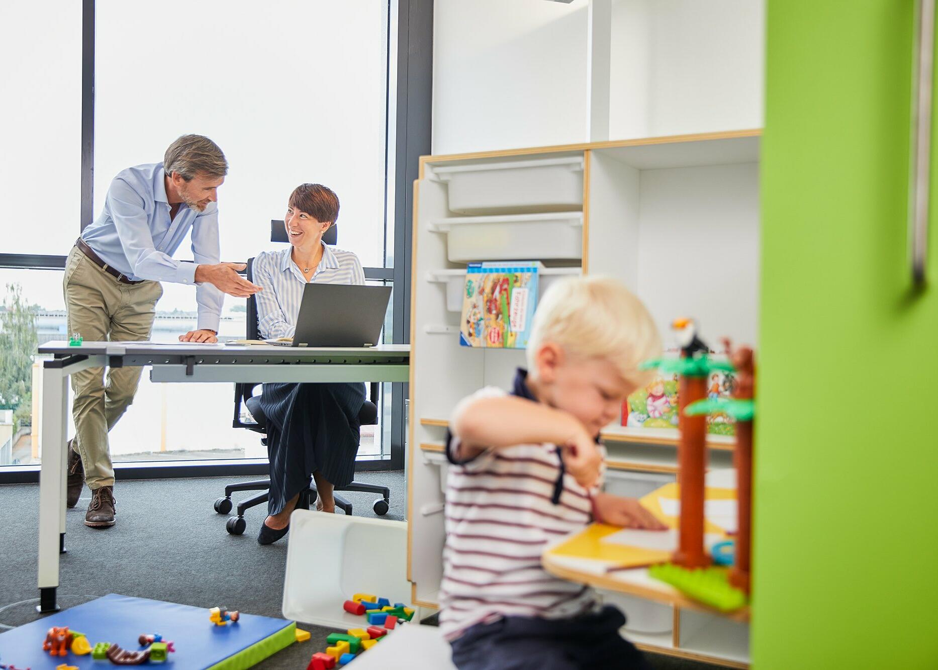 Eltern Kind Büro mit Spielekoffer und Arbeitsplatz
