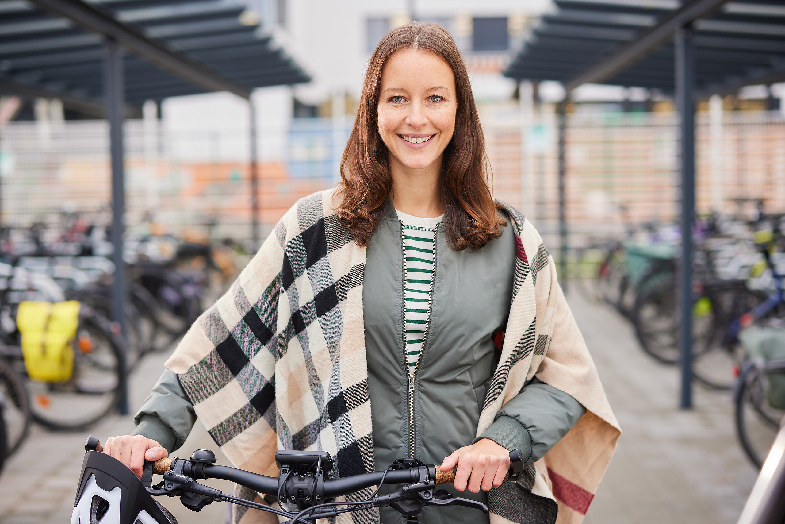 Portraitbild von einer Mitarbeiterin mit einem Fahrrad 