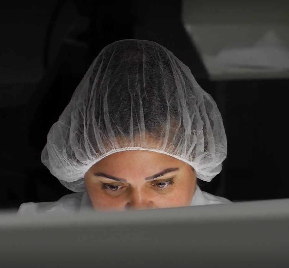 Arbeiter inspiziert Vial mit gefriergetrocknetem Produkt