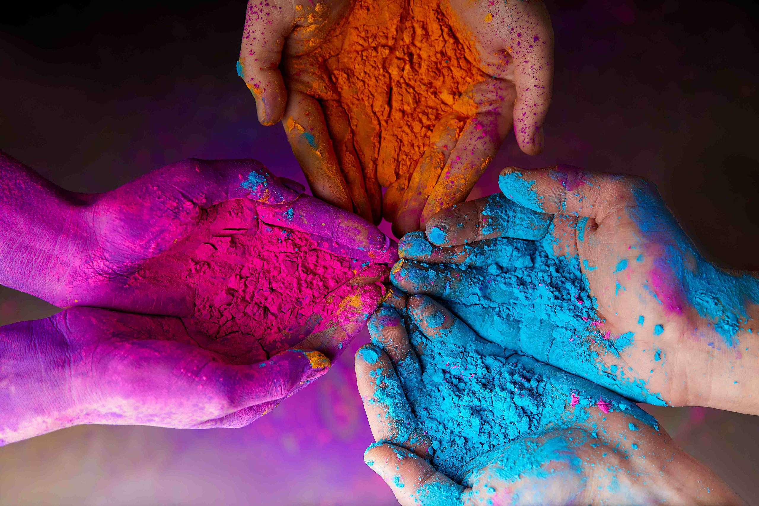 Hände mit verschiedenen Farben in der Hand 