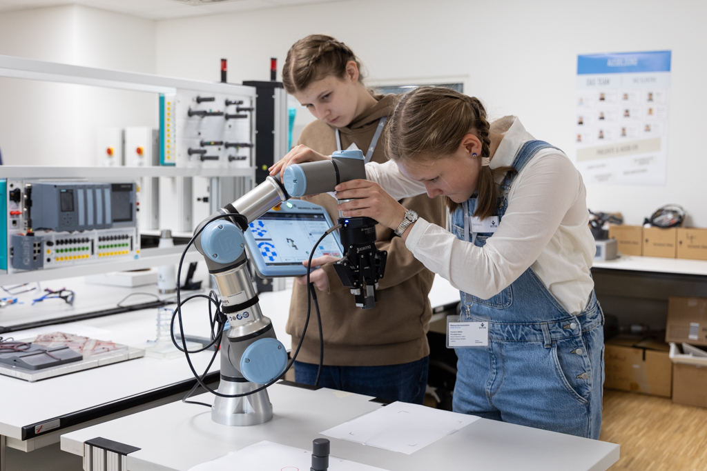 Zwei Mädchen steuern einen kollaborativen Roboter am Vetter Girls Day 2024
