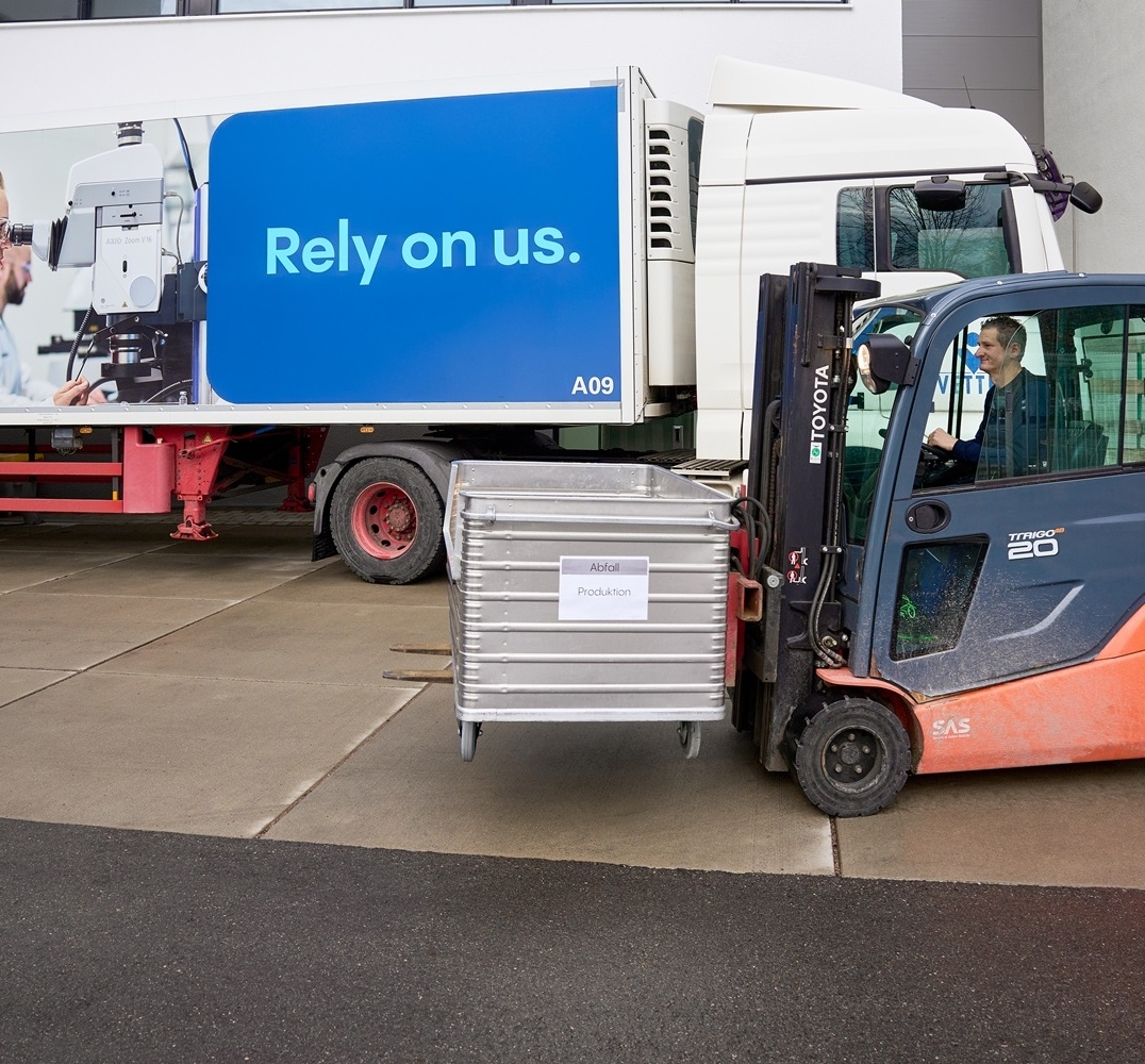 Vetter Mitarbeiter Produktionslogistik fährt Stapler
