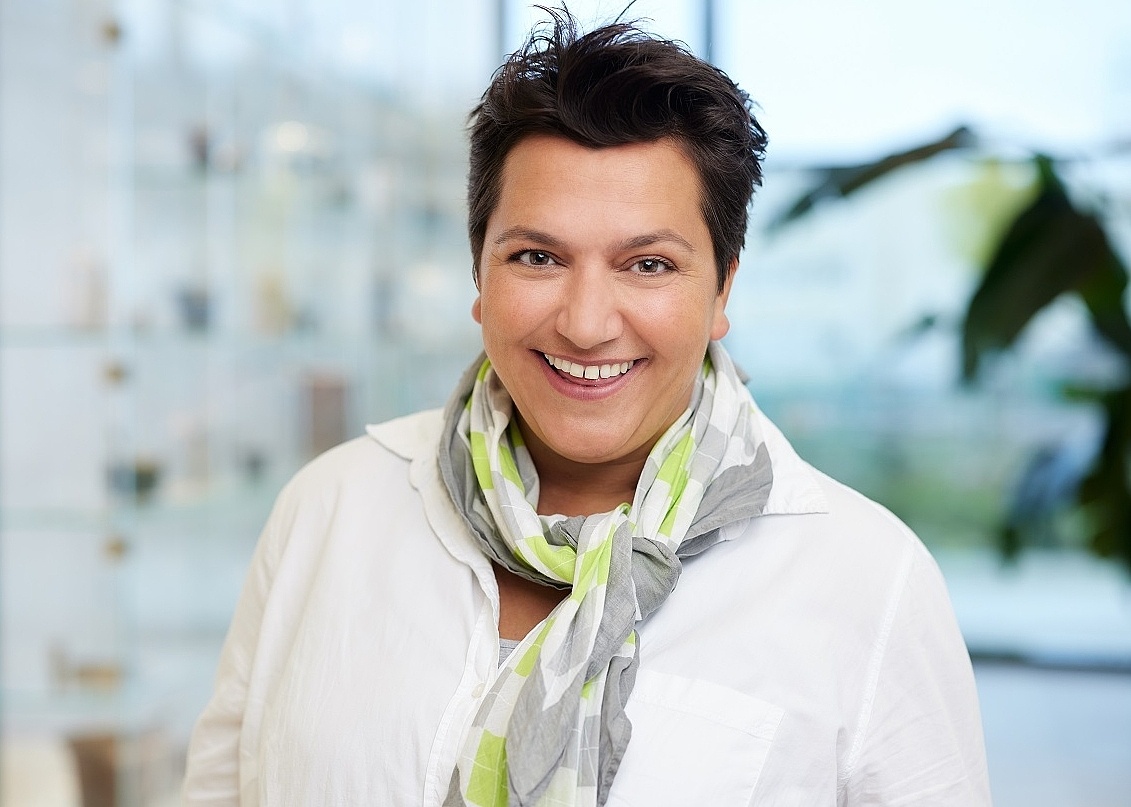 Portraitbild einer Mitarbeiterin 