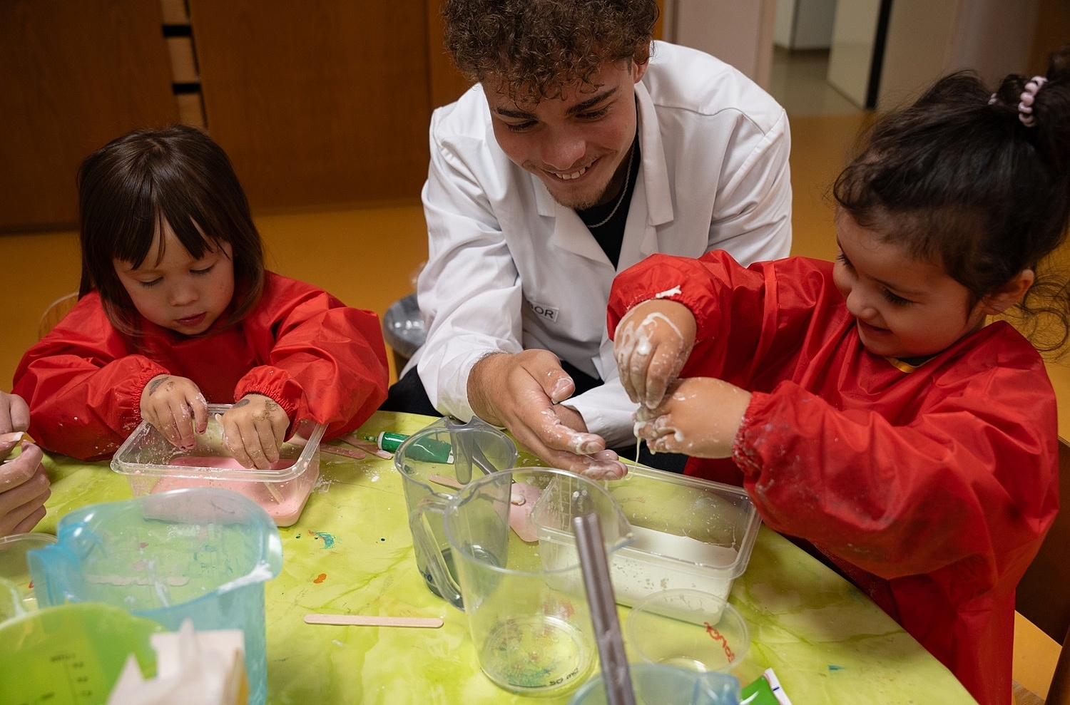 Kinder der Stiftung Kinder forschen mit einem Azubi von Vetter