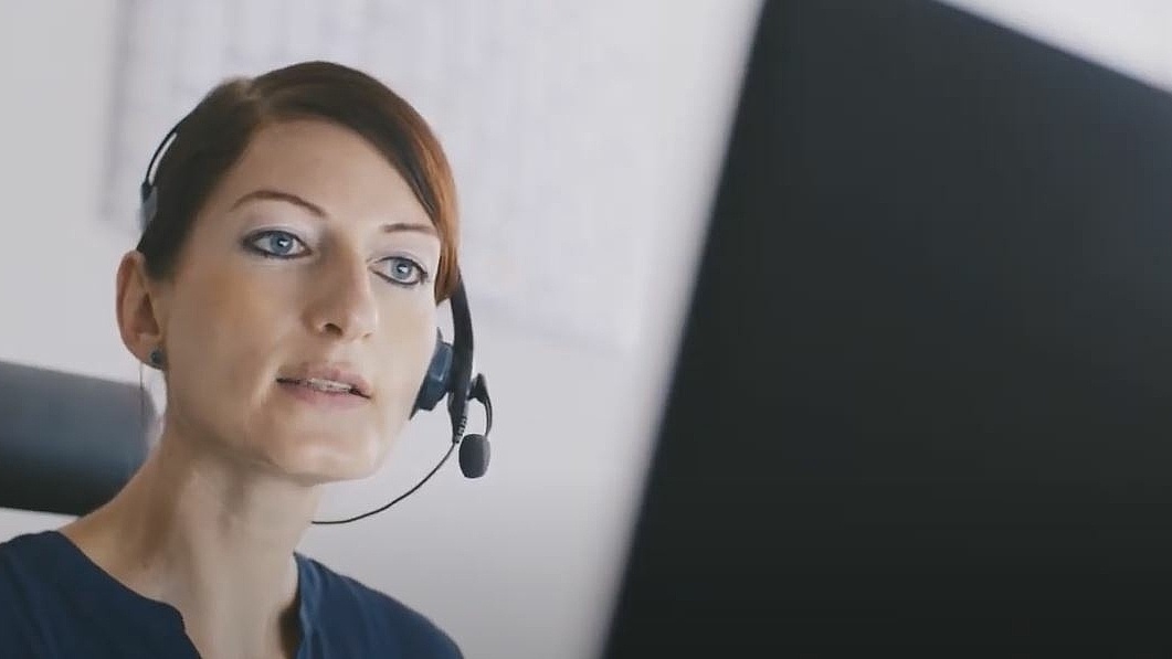 Teaserbild Mitarbeiterin am Computer