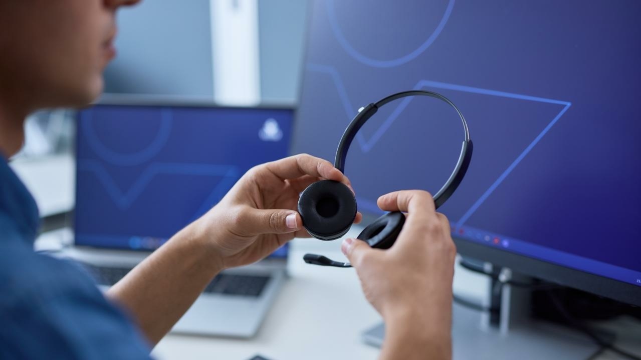 Vetter Mitarbeiter mit Kopfhörer