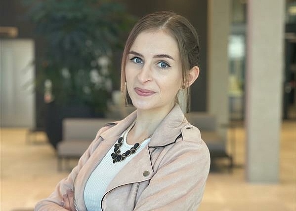 Portraitbild einer Mitarbeiterin 