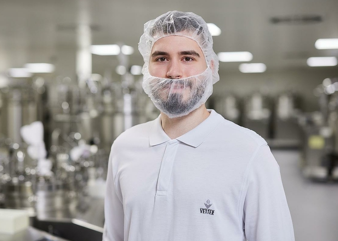 Portraitbild von einem Mitarbeiter in Laborkleidung 