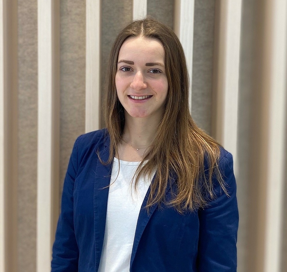 Portraitbild einer Mitarbeiterin 