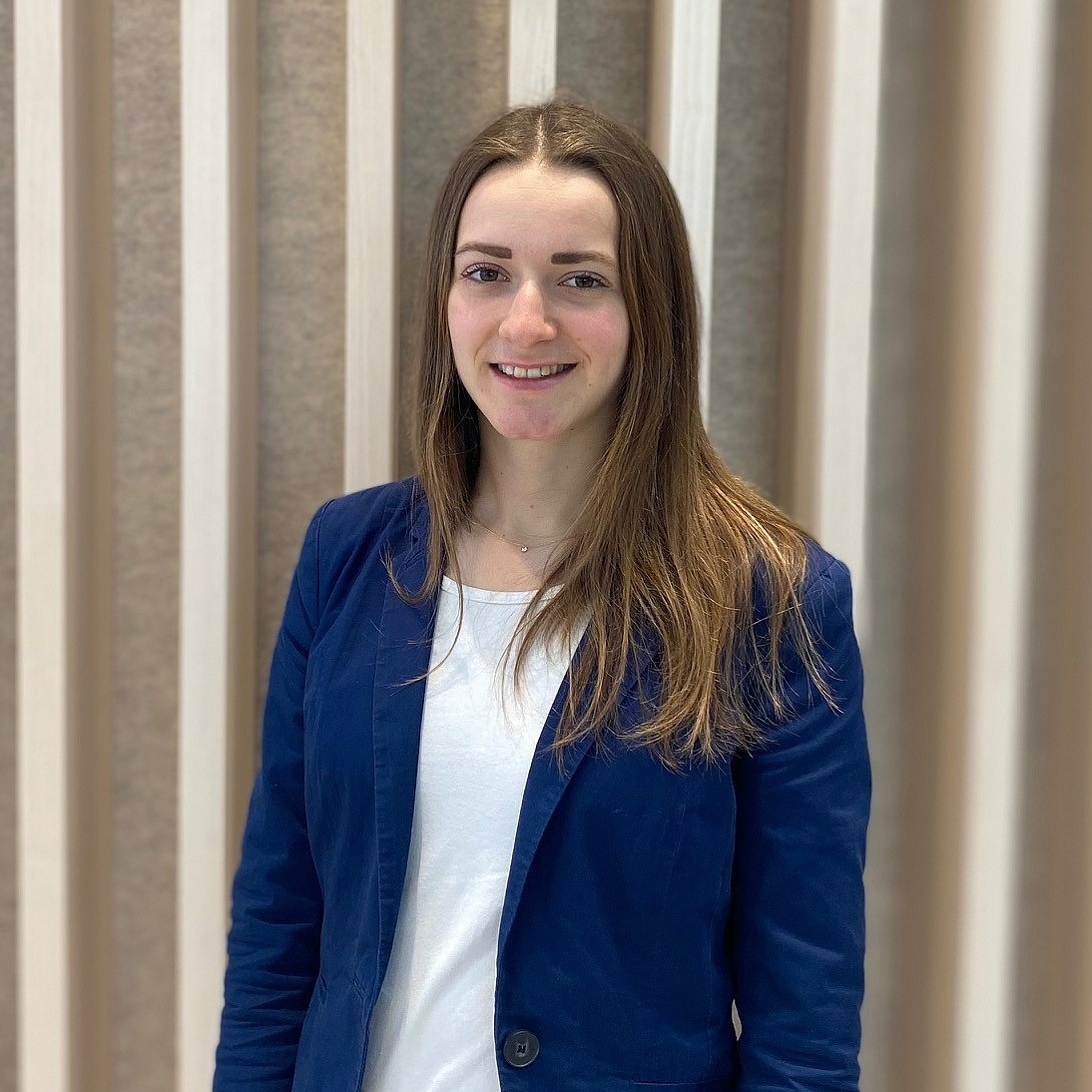 Portraitbild einer Mitarbeiterin 