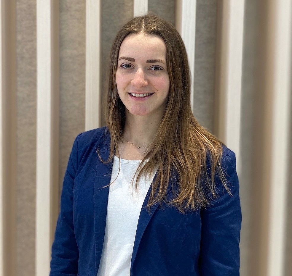 Portraitbild einer Mitarbeiterin 