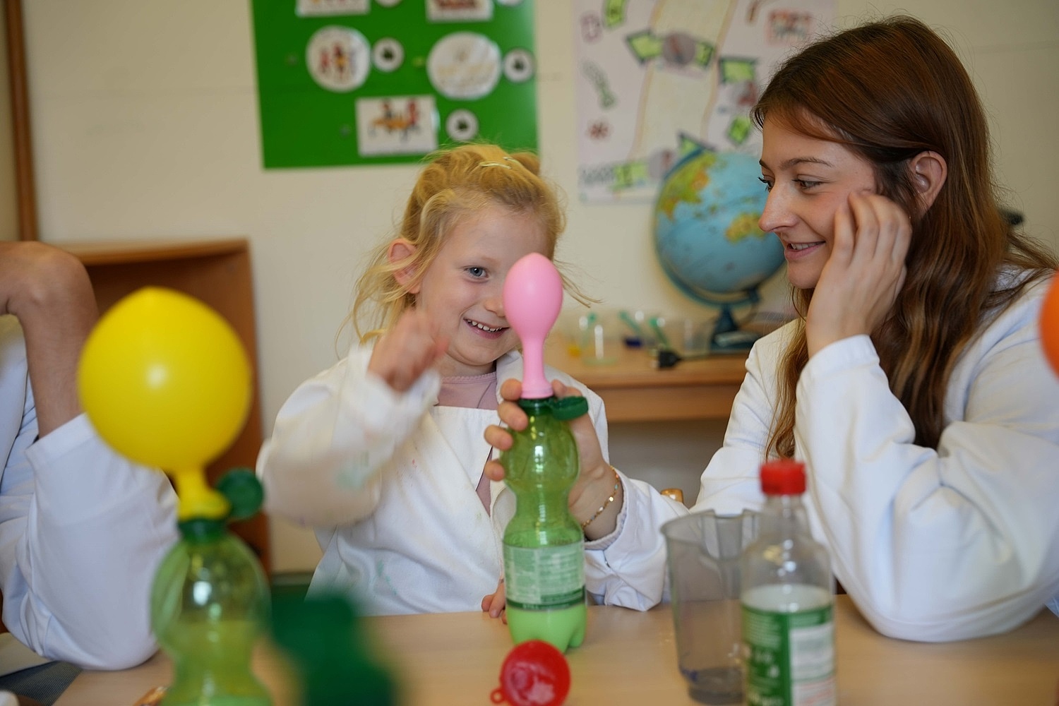 Teilnehmerin der Stiftung Kinder forschen mit Azubis von Vetter