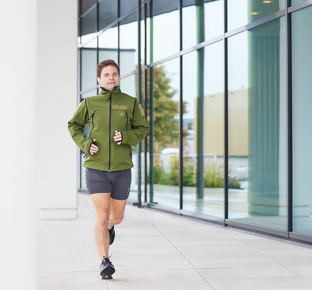 Ein Mitarbeiter joggt am Headquarter-Gebäude vorbei