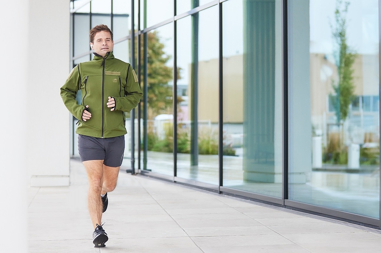 Ein Mitarbeiter joggt am Headquarter-Gebäude vorbei