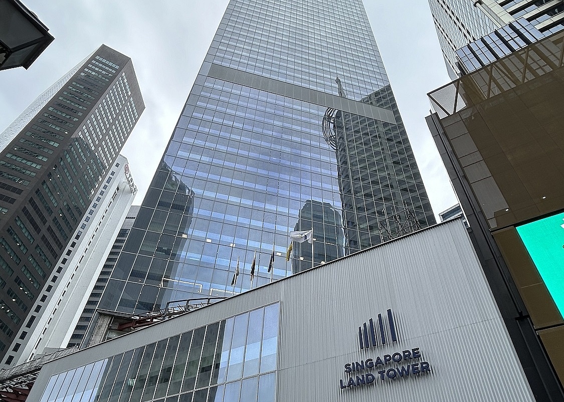 Vetter-Standort: Wolkenkratzer mit dem Schriftzug Land Tower in Singapur