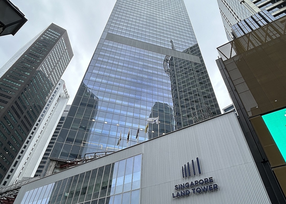 Vetter-Standort: Wolkenkratzer mit dem Schriftzug Land Tower in Singapur