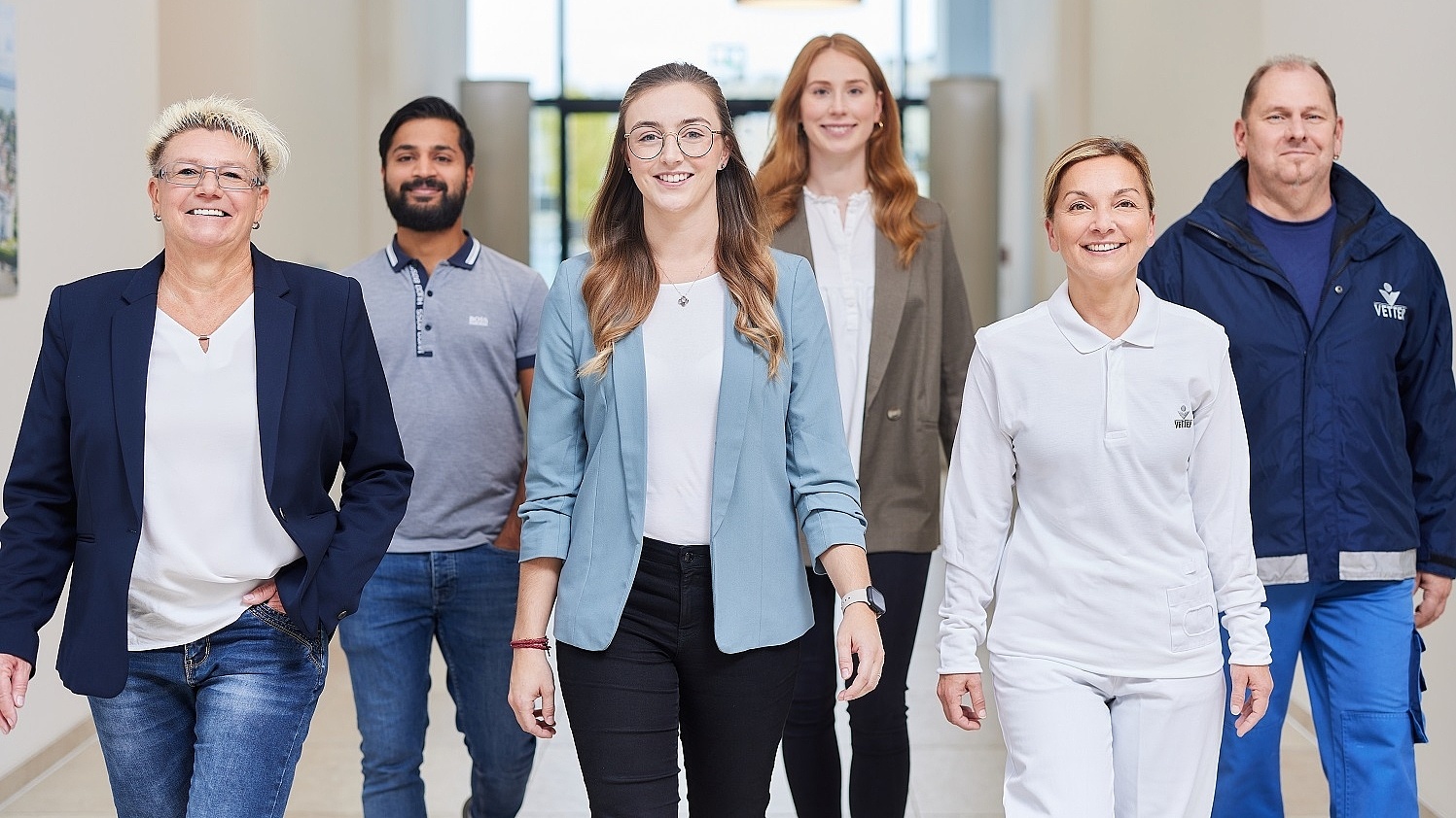 Gruppenbild Mitarbeitende im Flur