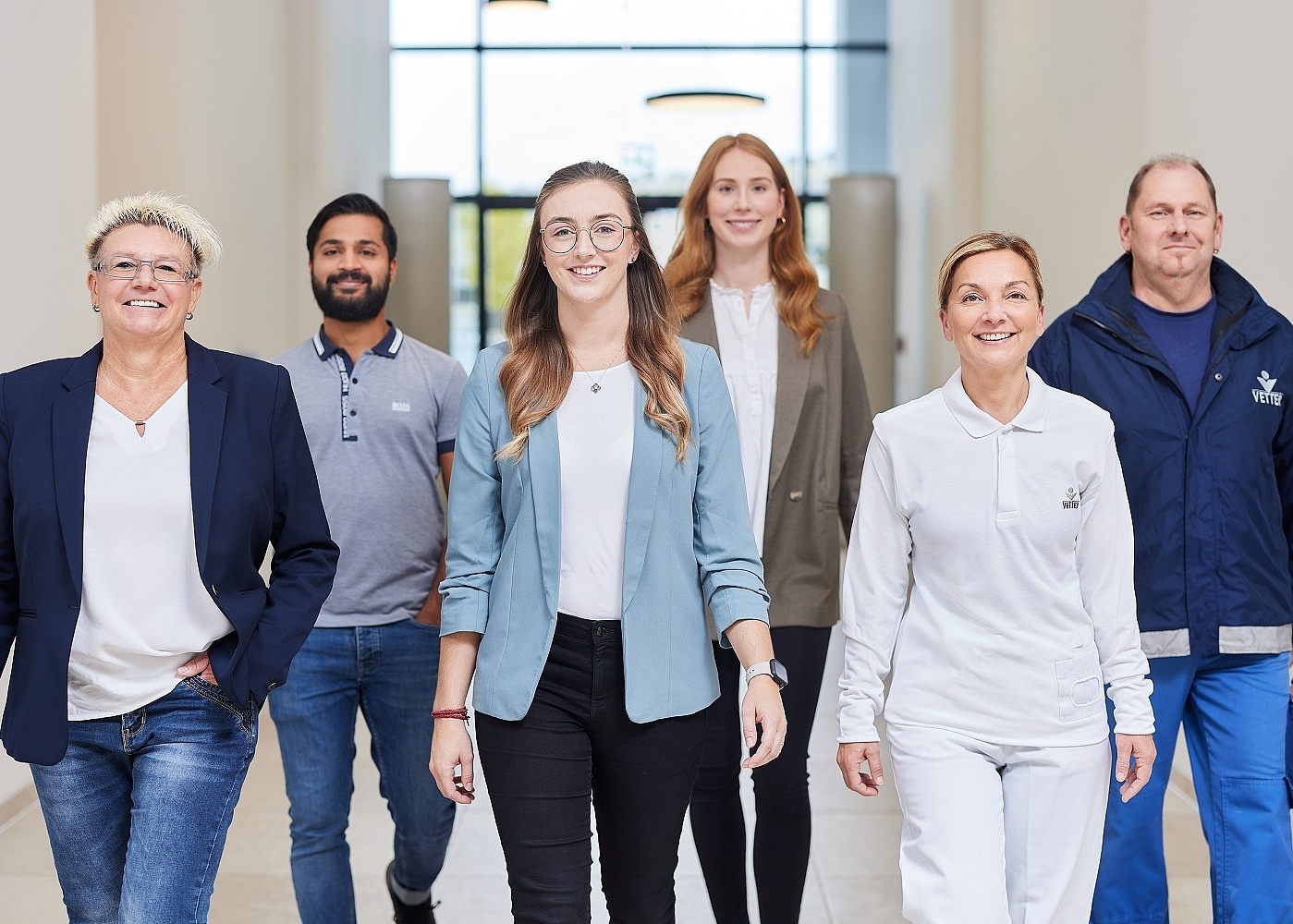 Gruppenbild Mitarbeitende im Flur 