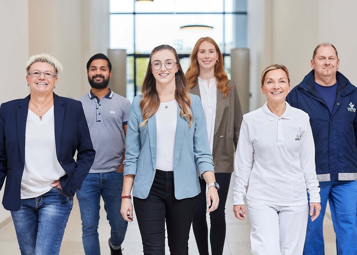 Gruppenbild Mitarbeitende im Flur 