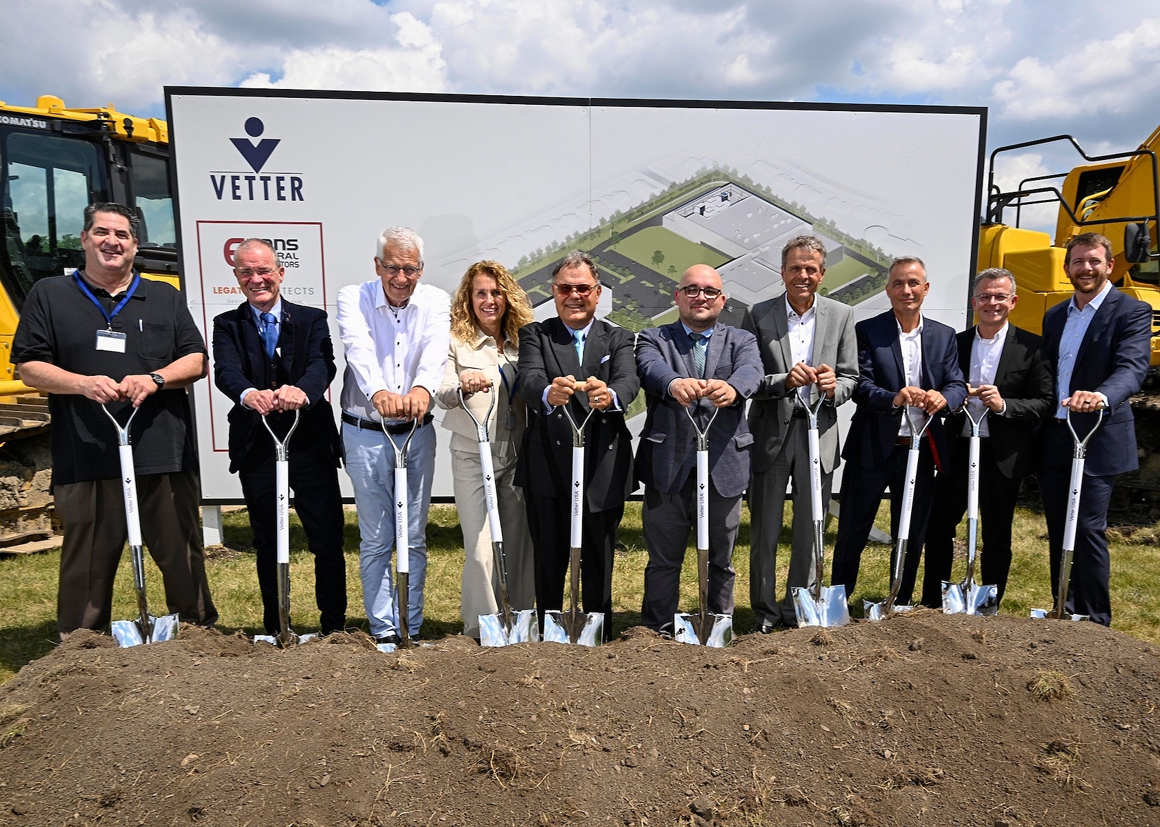 Teilnehmer der feierlichen Zeremonie zum Baubeginn des neuen klinischen Produktionsstandorts (von links nach rechts): Tom Kikta, Wolfgang Kerkhoff, Gunther Strothe, Susanne Lemaine, Udo J. Vetter, Andrew Goczkowski, Thomas Otto, Thomas Rübekeil, Henryk Badack, RT Evans.