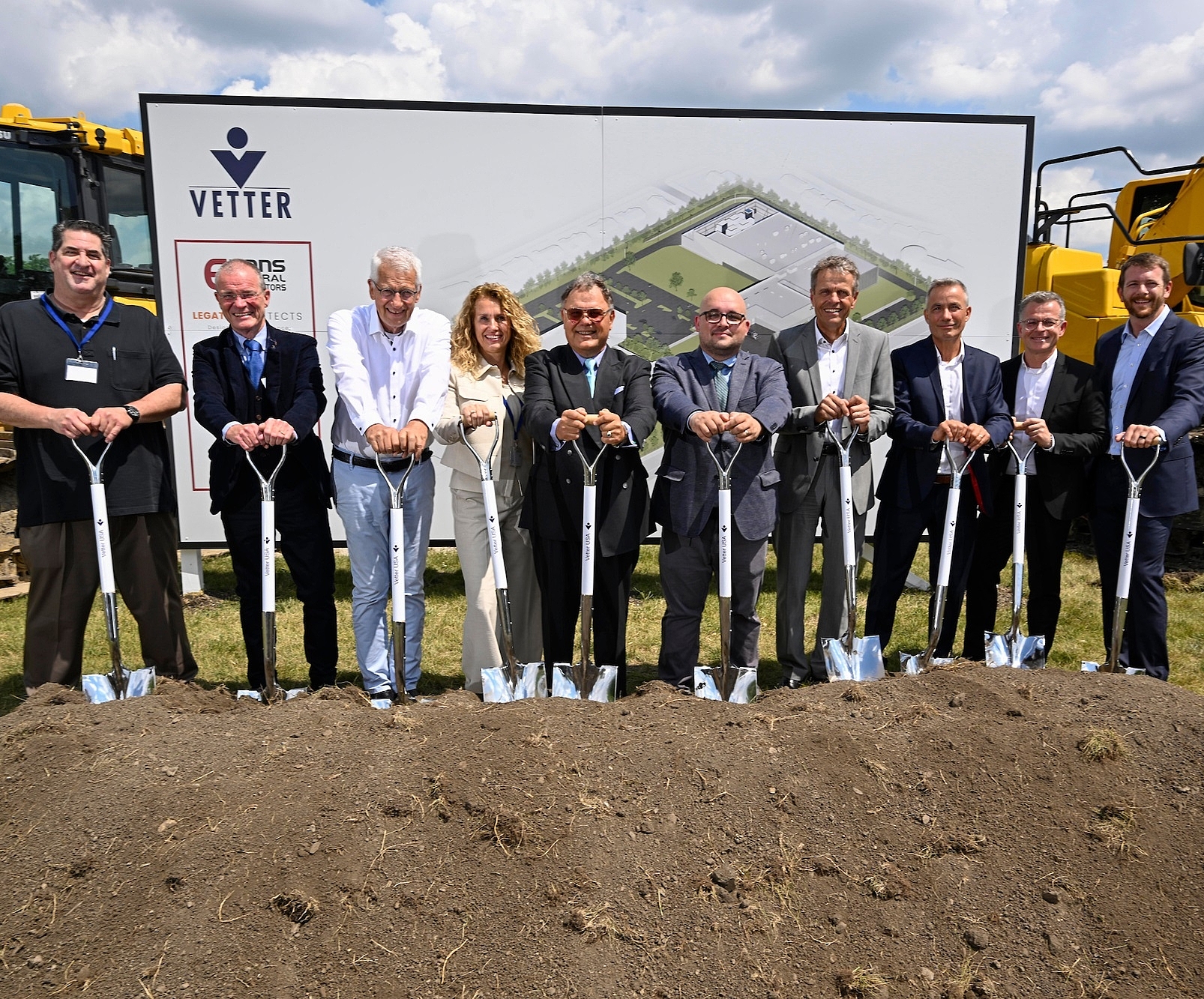 Teilnehmer der feierlichen Zeremonie zum Baubeginn des neuen klinischen Produktionsstandorts (von links nach rechts): Tom Kikta, Wolfgang Kerkhoff, Gunther Strothe, Susanne Lemaine, Udo J. Vetter, Andrew Goczkowski, Thomas Otto, Thomas Rübekeil, Henryk Badack, RT Evans.