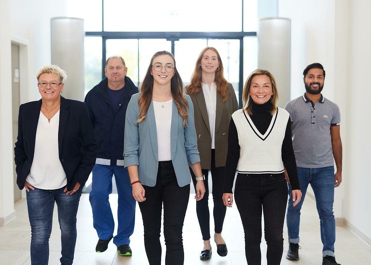 Gruppenbild von Mitarbeitende im Flur 