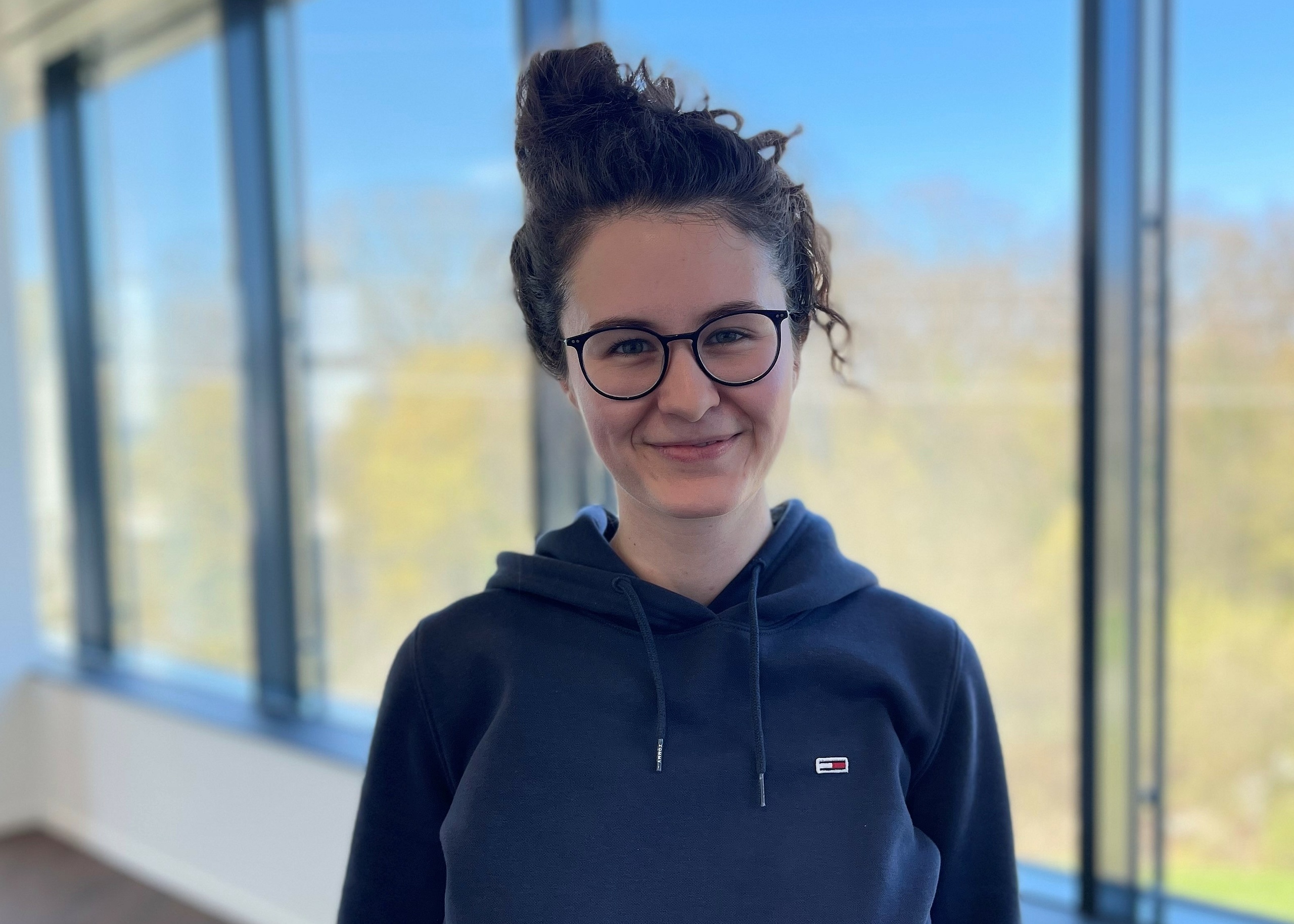 Portraitbild einer Mitarbeiterin 