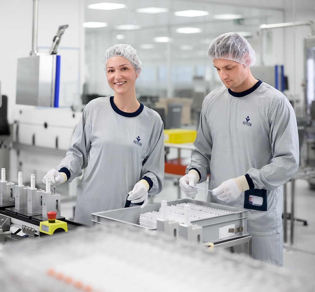 Teamarbeit im Labor in E-Bereichskleidung