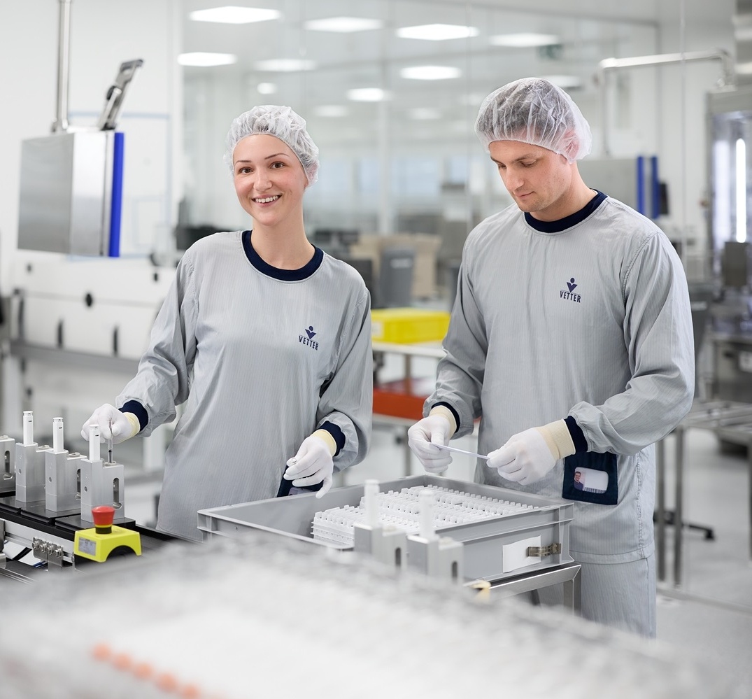 Teamarbeit im Labor in E-Bereichskleidung