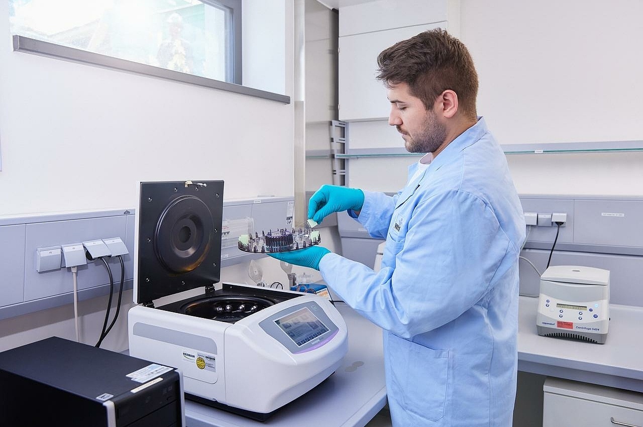 Ein Mitarbeiter führt mikrobiologische Qualitätskontrollprüfungen durch