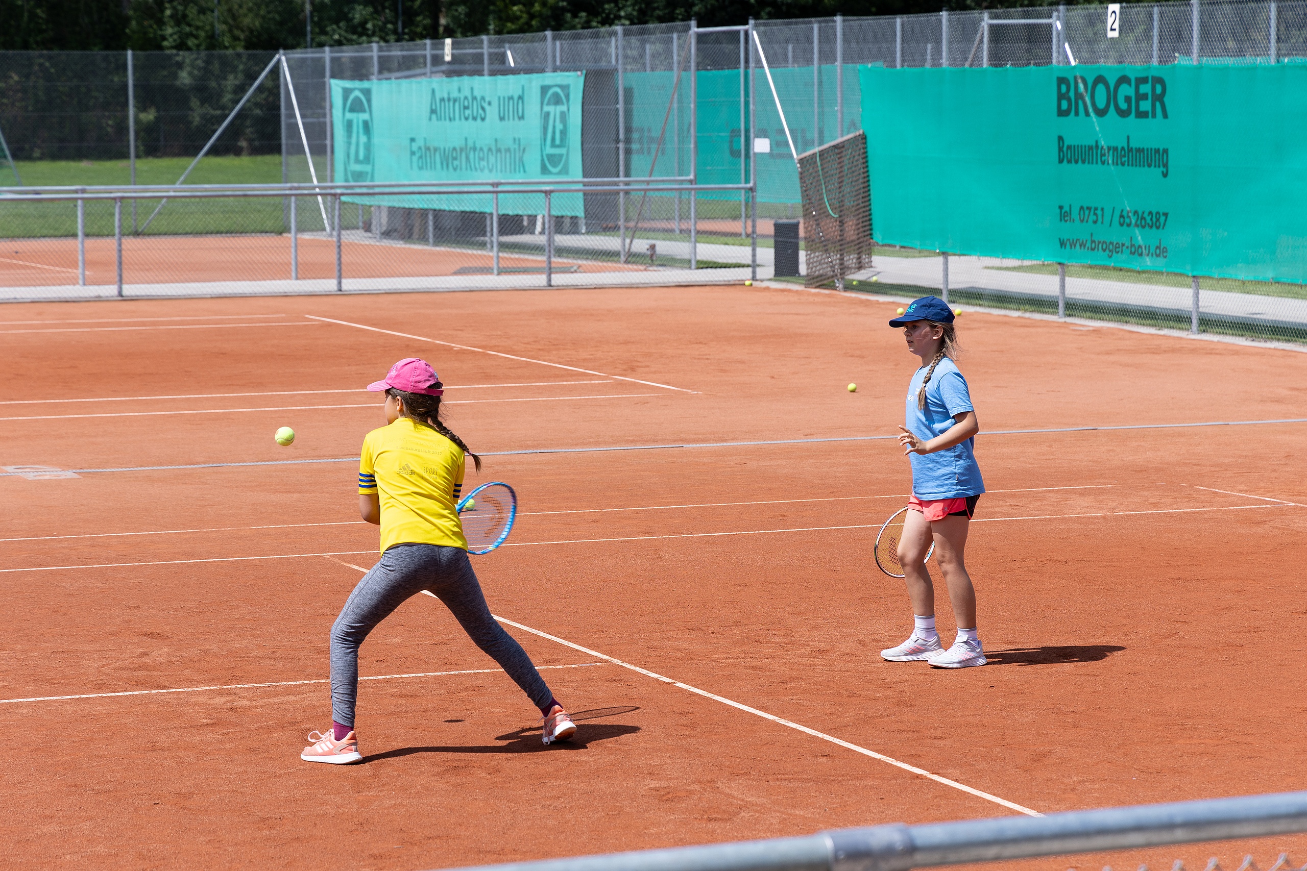 Kinder beim Tennis spielen 
