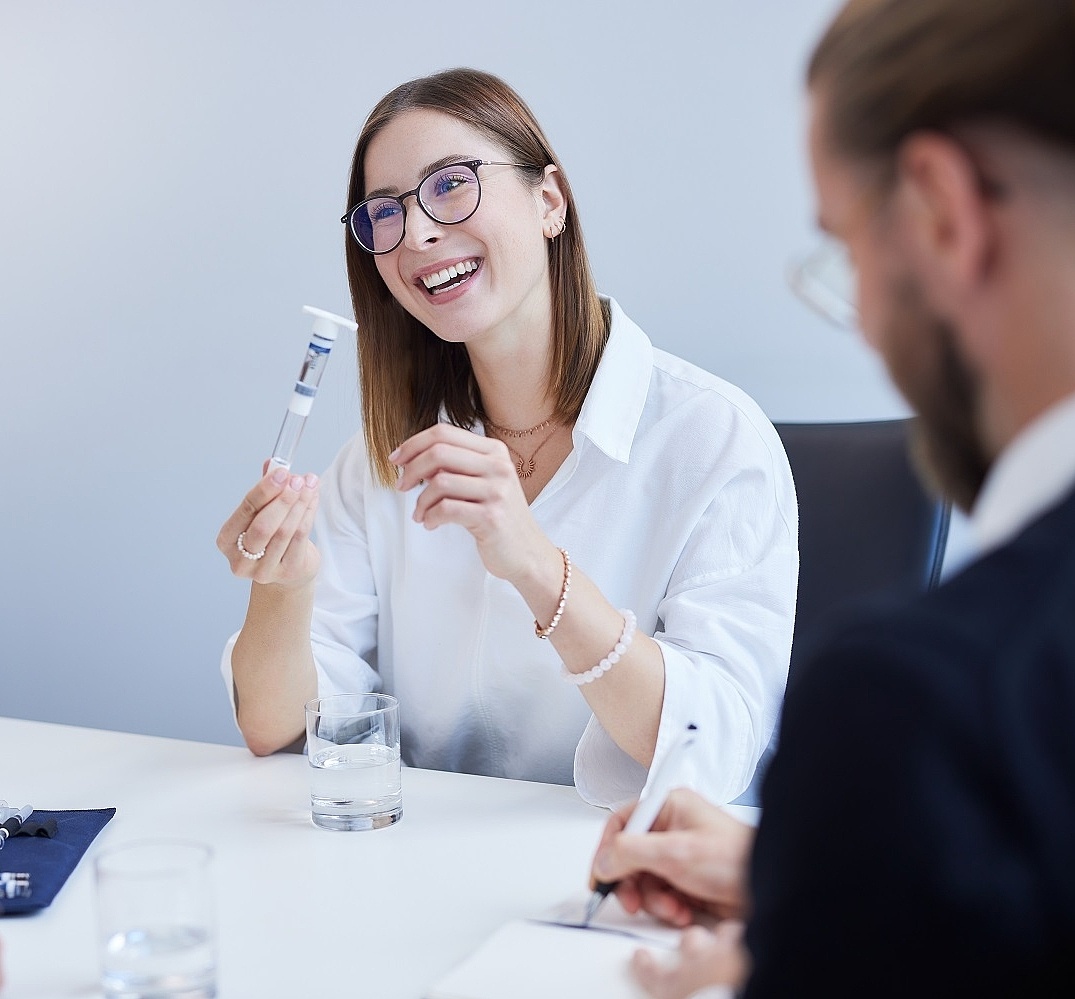 In einem Vorstellungsgespräch bekommt eine Frau eine Spritze von Vetter gezeigt