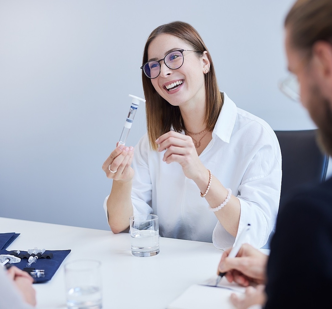In einem Vorstellungsgespräch bekommt eine Frau eine Spritze von Vetter gezeigt