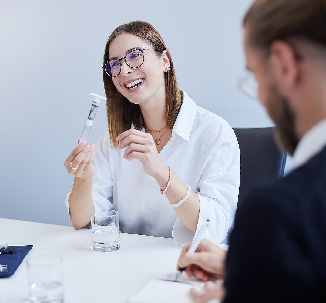 In einem Vorstellungsgespräch bekommt eine Frau eine Spritze von Vetter gezeigt