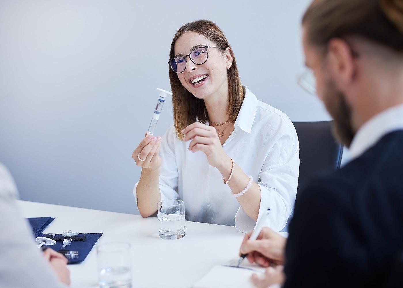 In einem Vorstellungsgespräch bekommt eine Frau eine Spritze von Vetter gezeigt