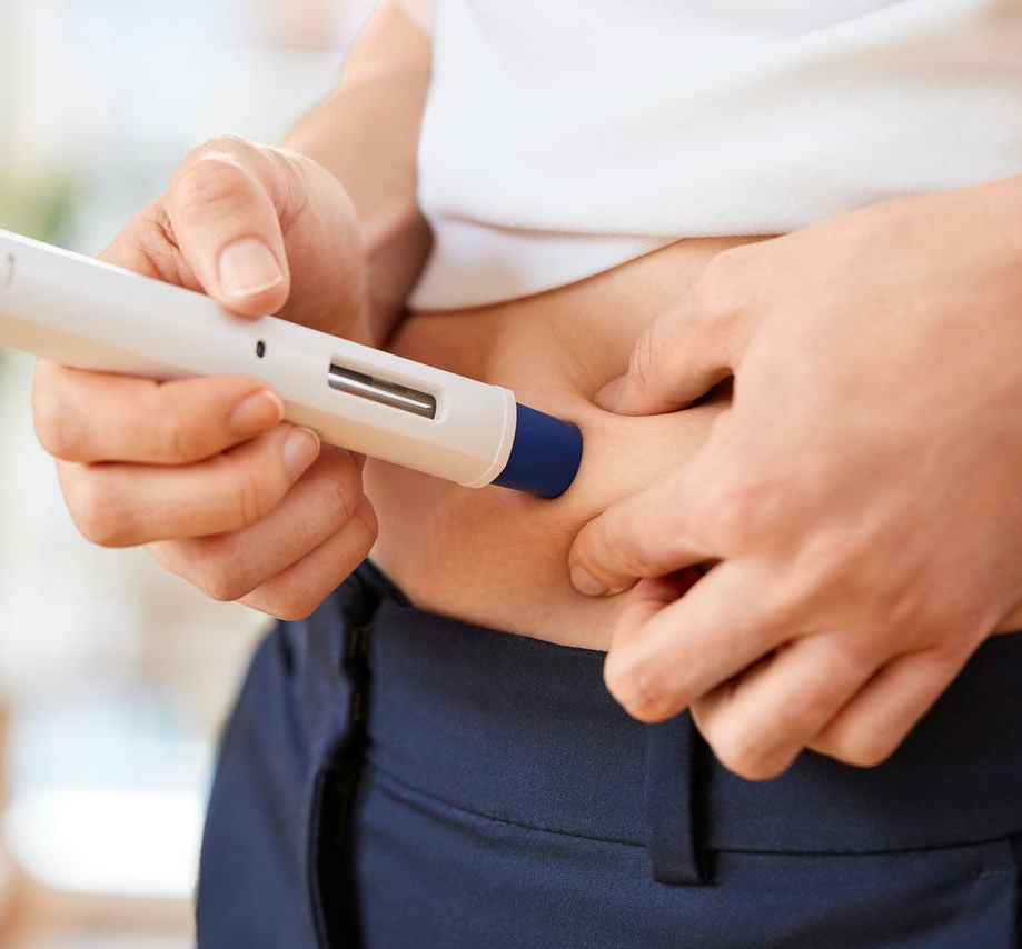 Frau mit Autoinjector 