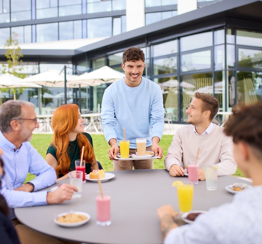 Mittagspause mit dem Team auf der Terrasse