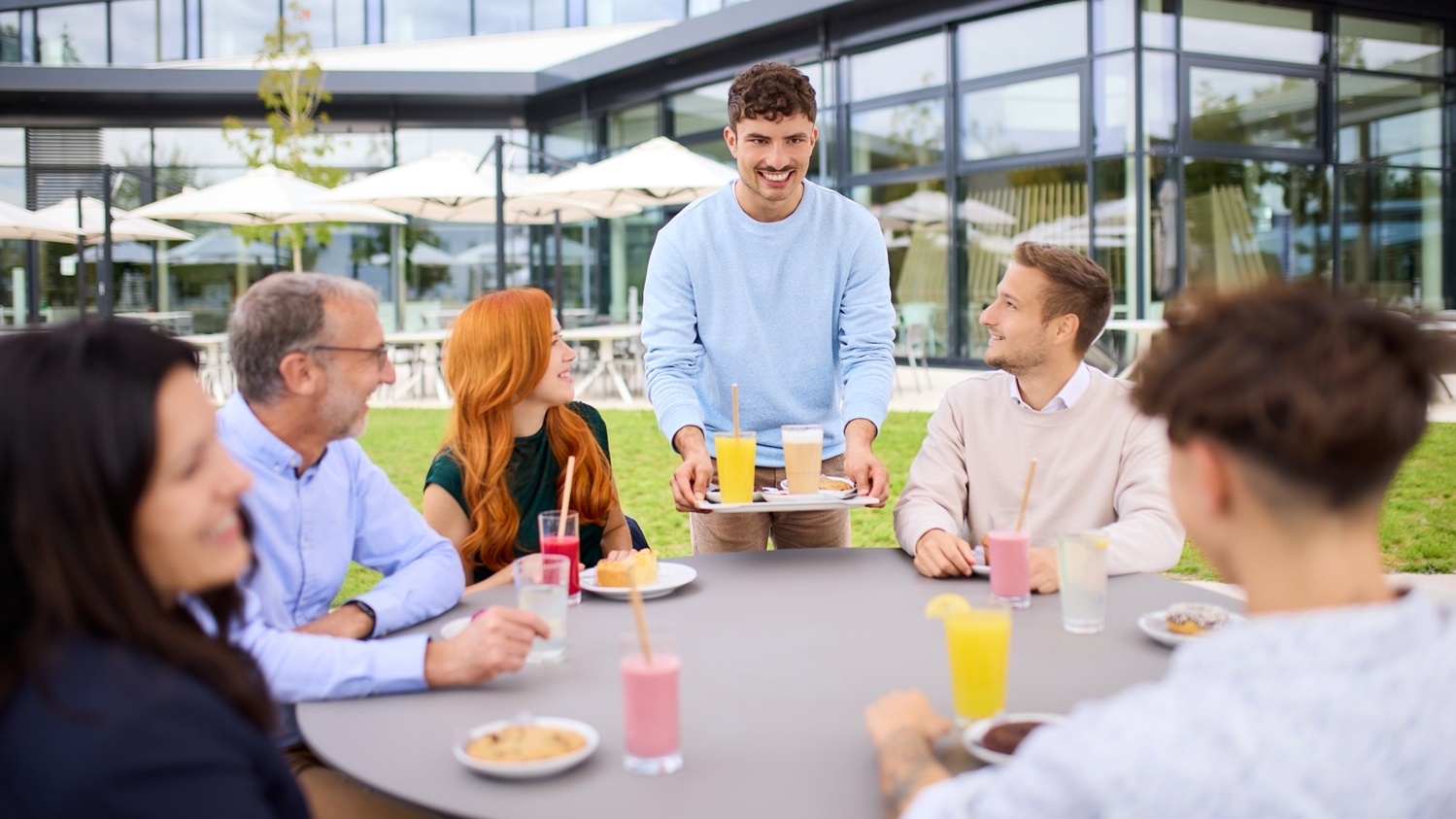 Mittagspause mit dem Team auf der Terrasse