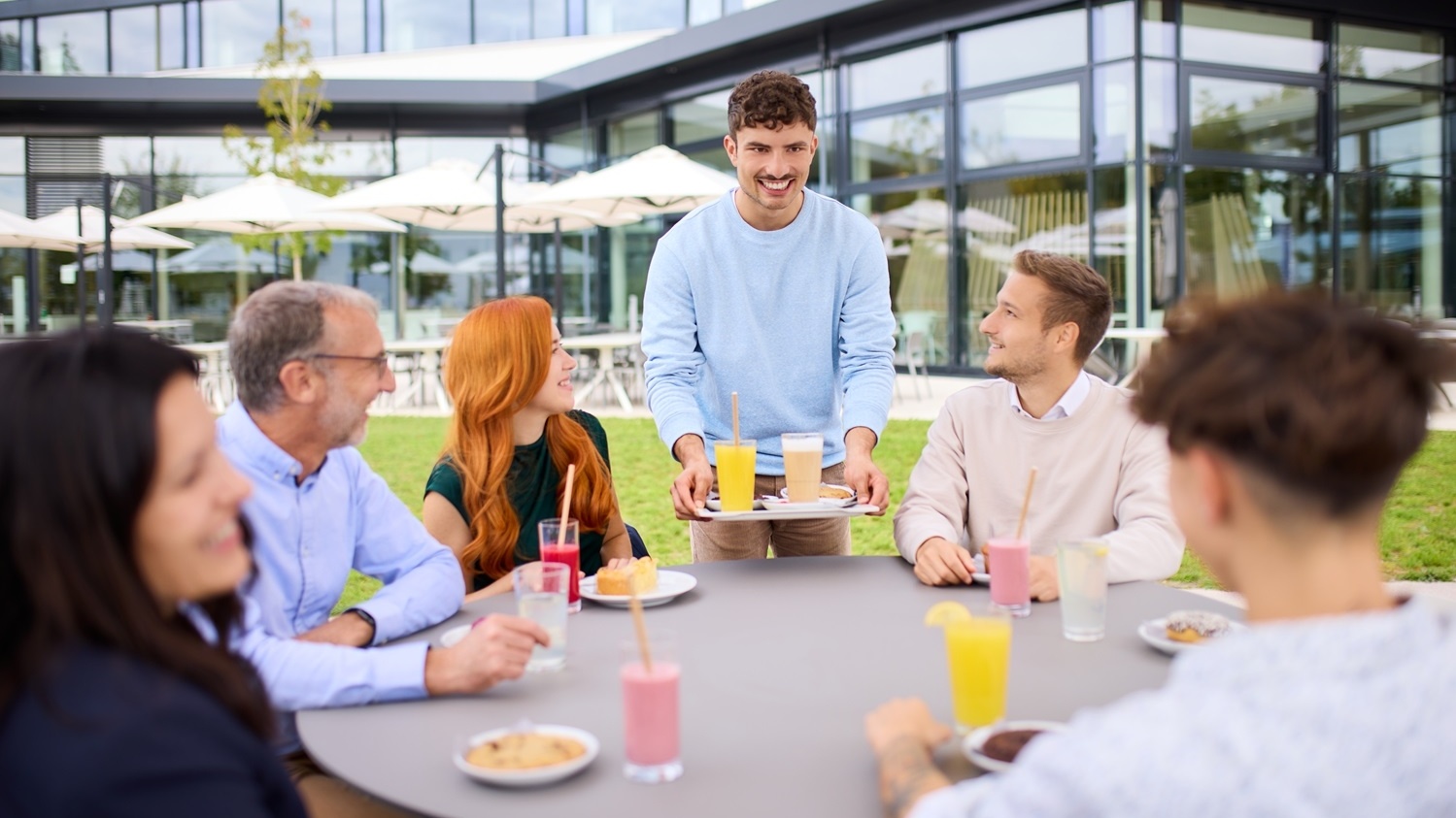 Mittagspause mit dem Team auf der Terrasse