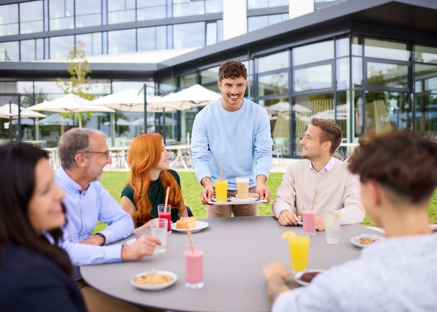 Mittagspause mit dem Team auf der Terrasse