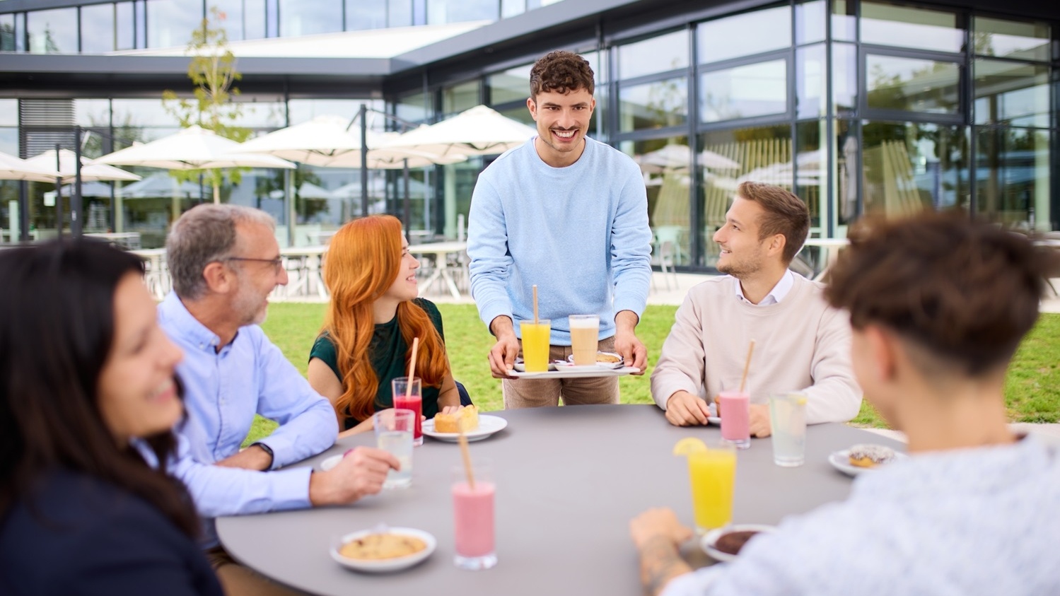 Mittagspause mit dem Team auf der Terrasse
