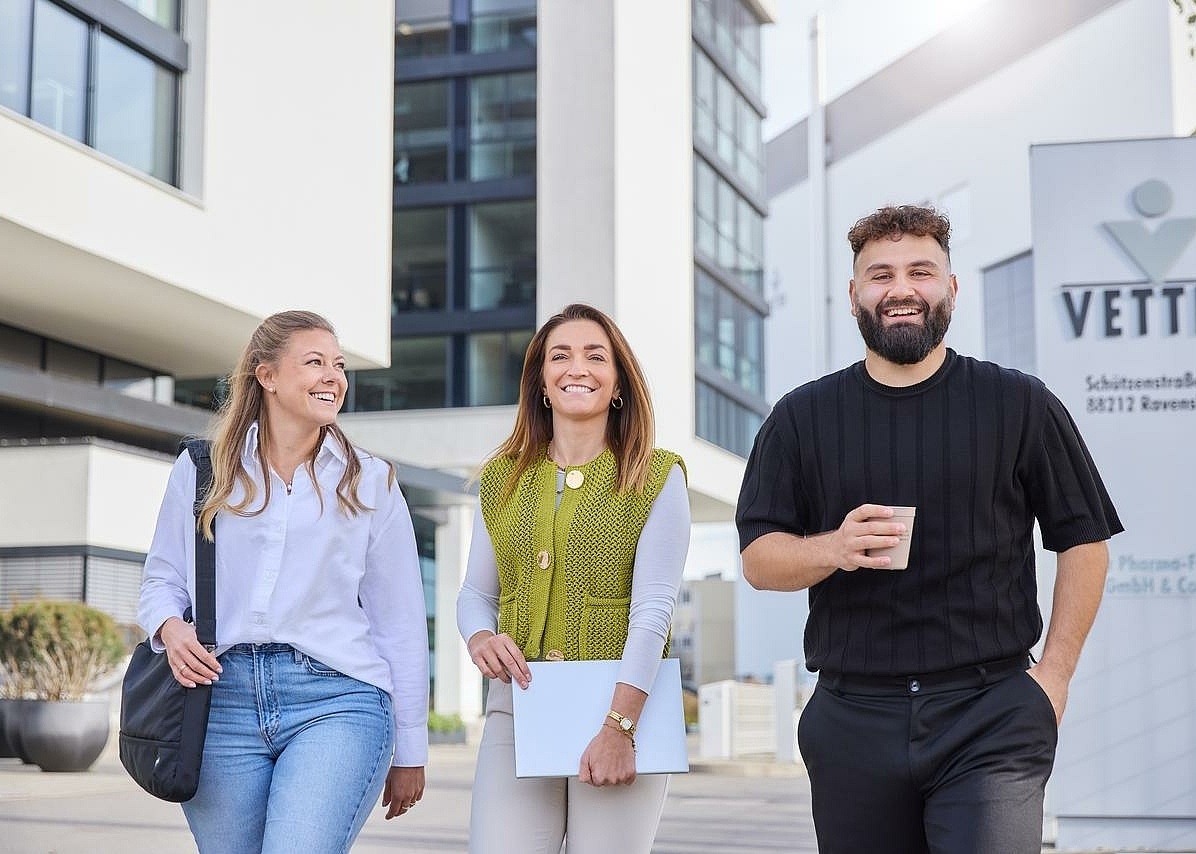 3 junge Menschen im Außenbereich