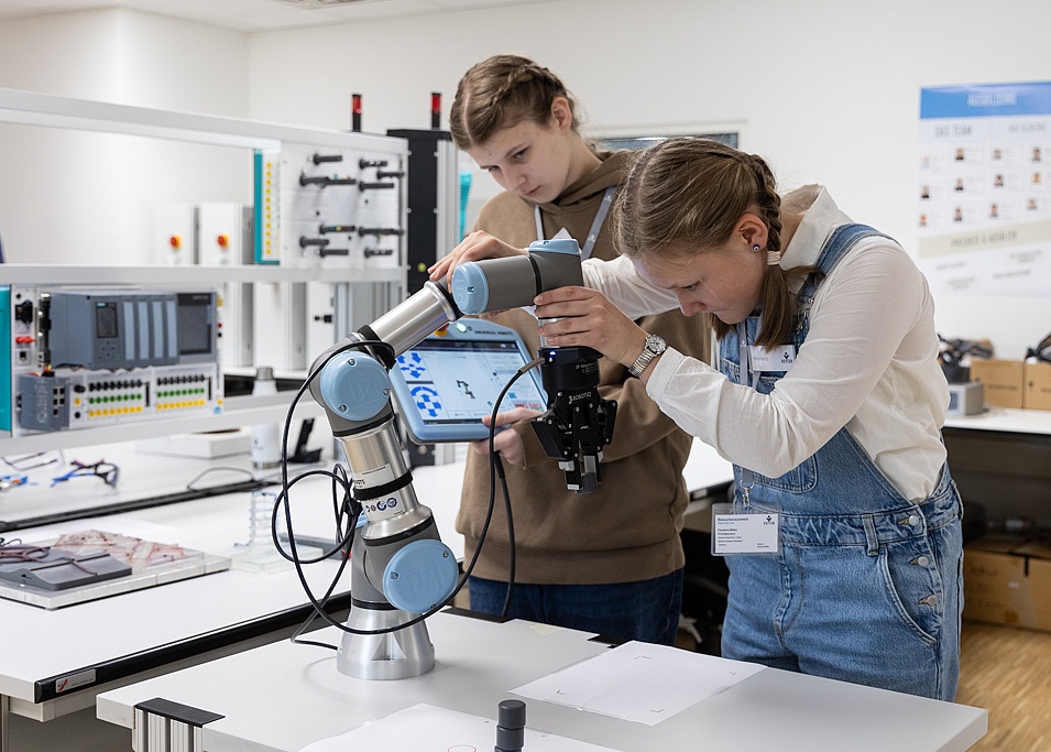Zwei Mädchen steuern einen kollaborativen Roboter am Vetter Girls Day 2024