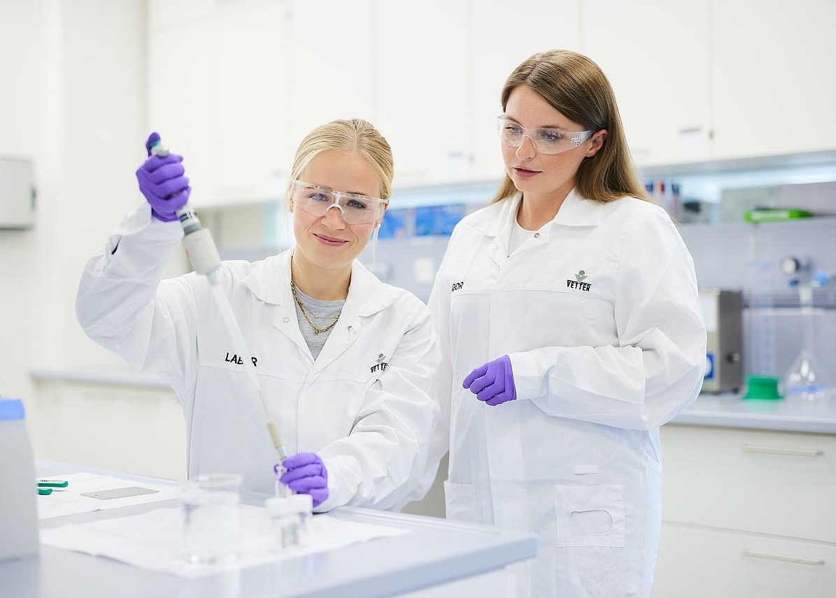 Zwei Mitarbeitende in Laborkleidung im Labor 
