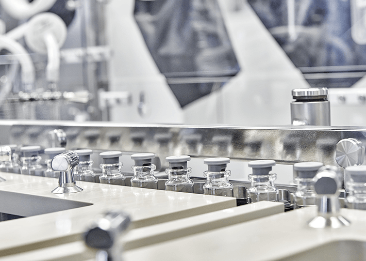 Vials die auf einem Förderband in der Produktion transportiert werden