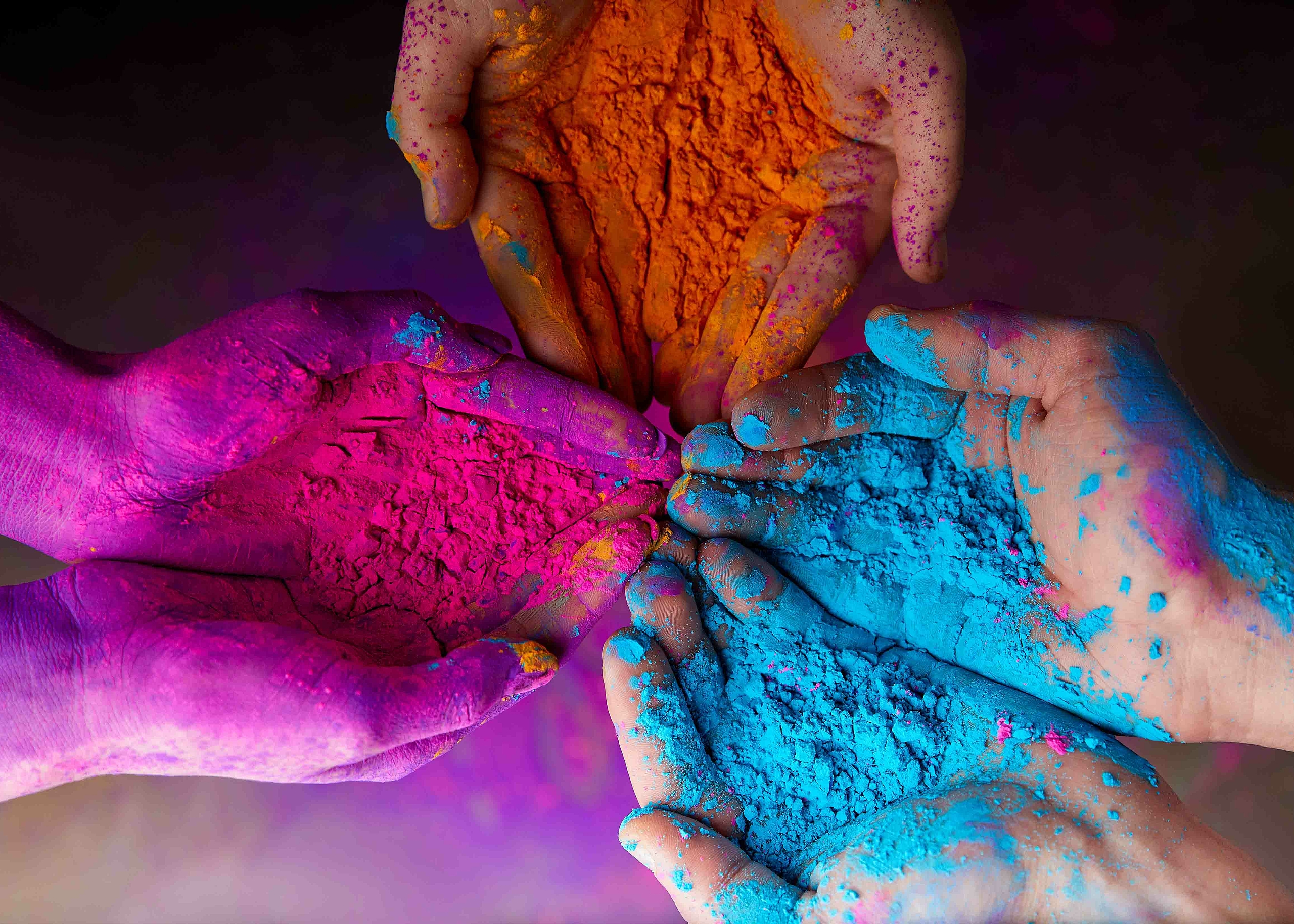 Hände mit verschiedenen Farben in der Hand 