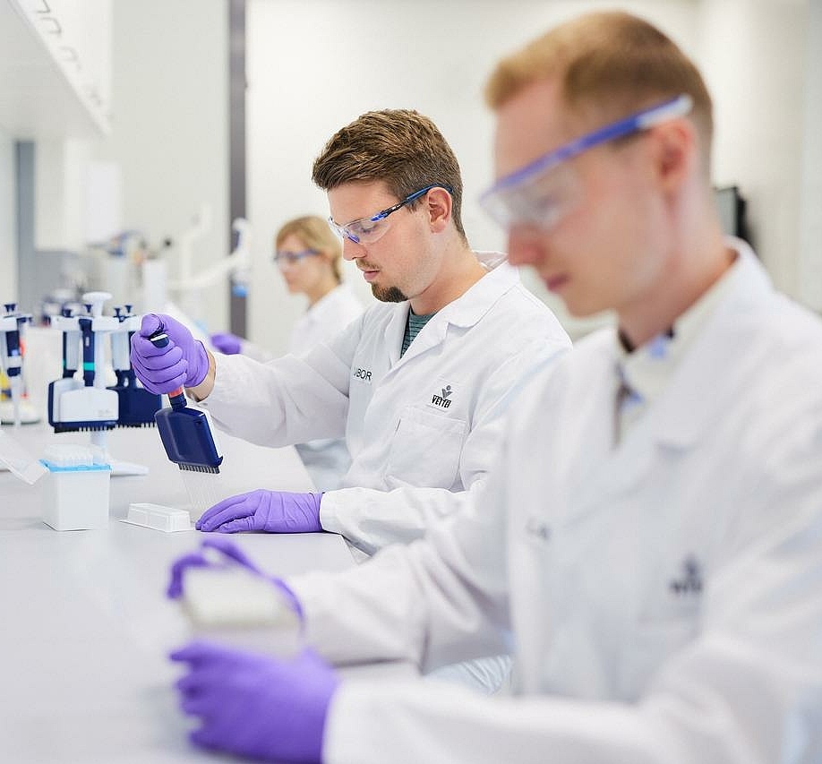 Mitarbeitende der chemischen Analytik bei der Probenaufarbeitung