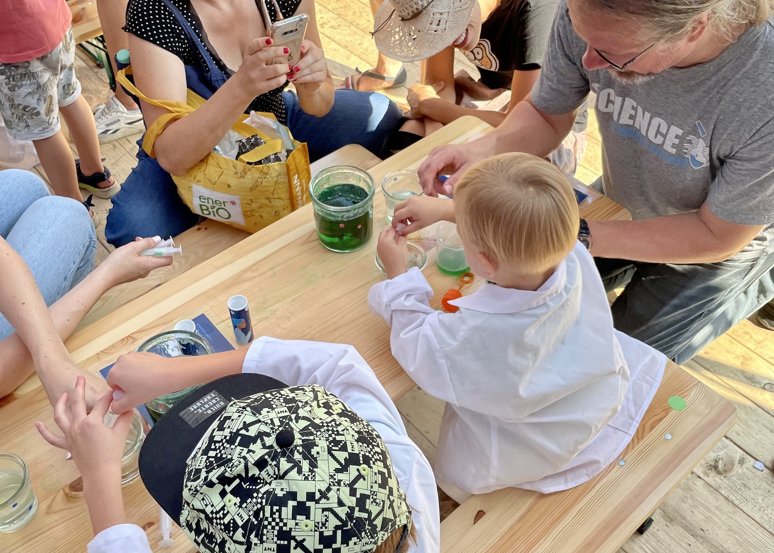 Kinder die ihre eigene Seifenblasen bei Ravensburg spielt herstellen 