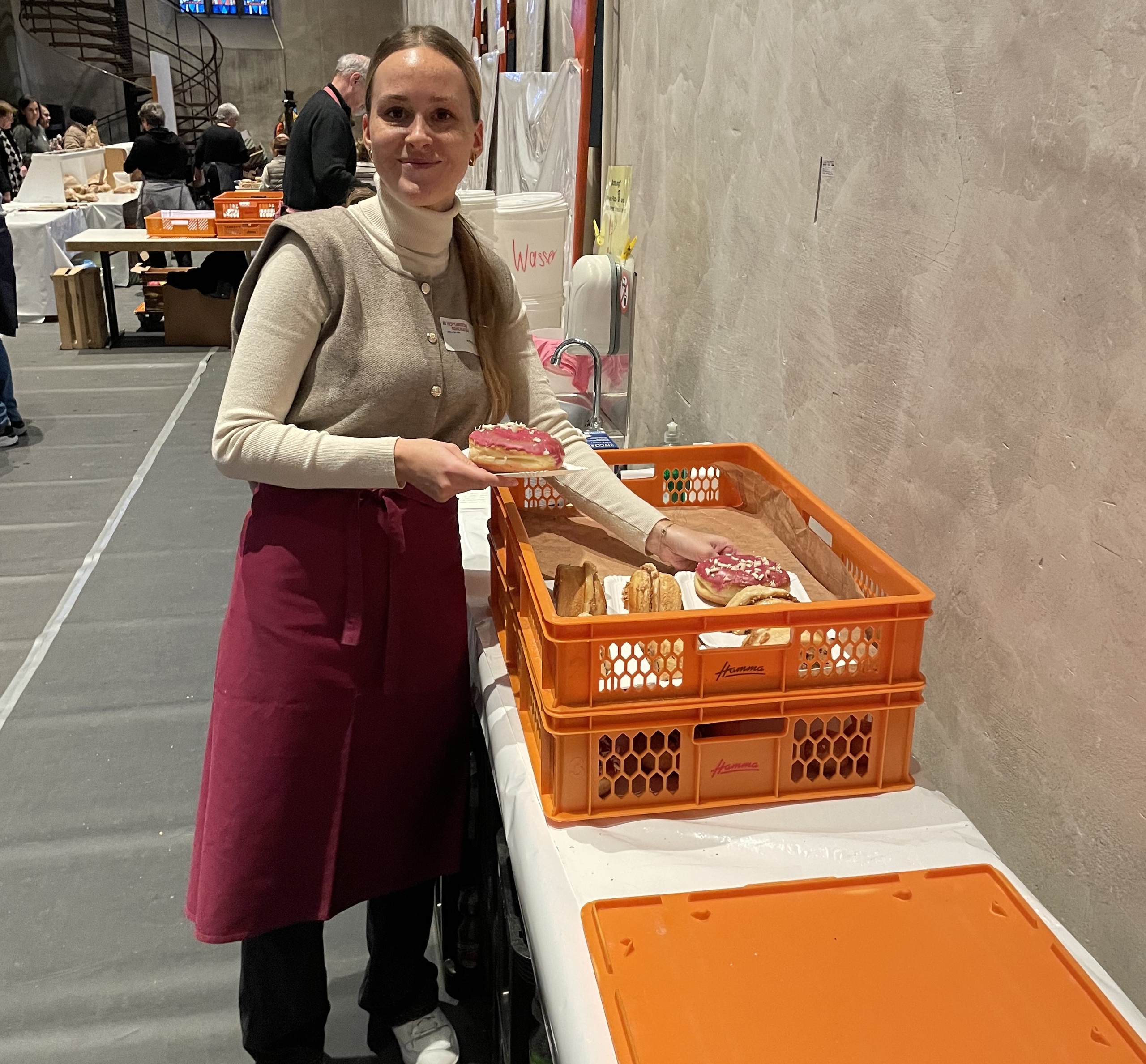 Vetter Azubis bei der Essensausgabe in der Vesperkirche