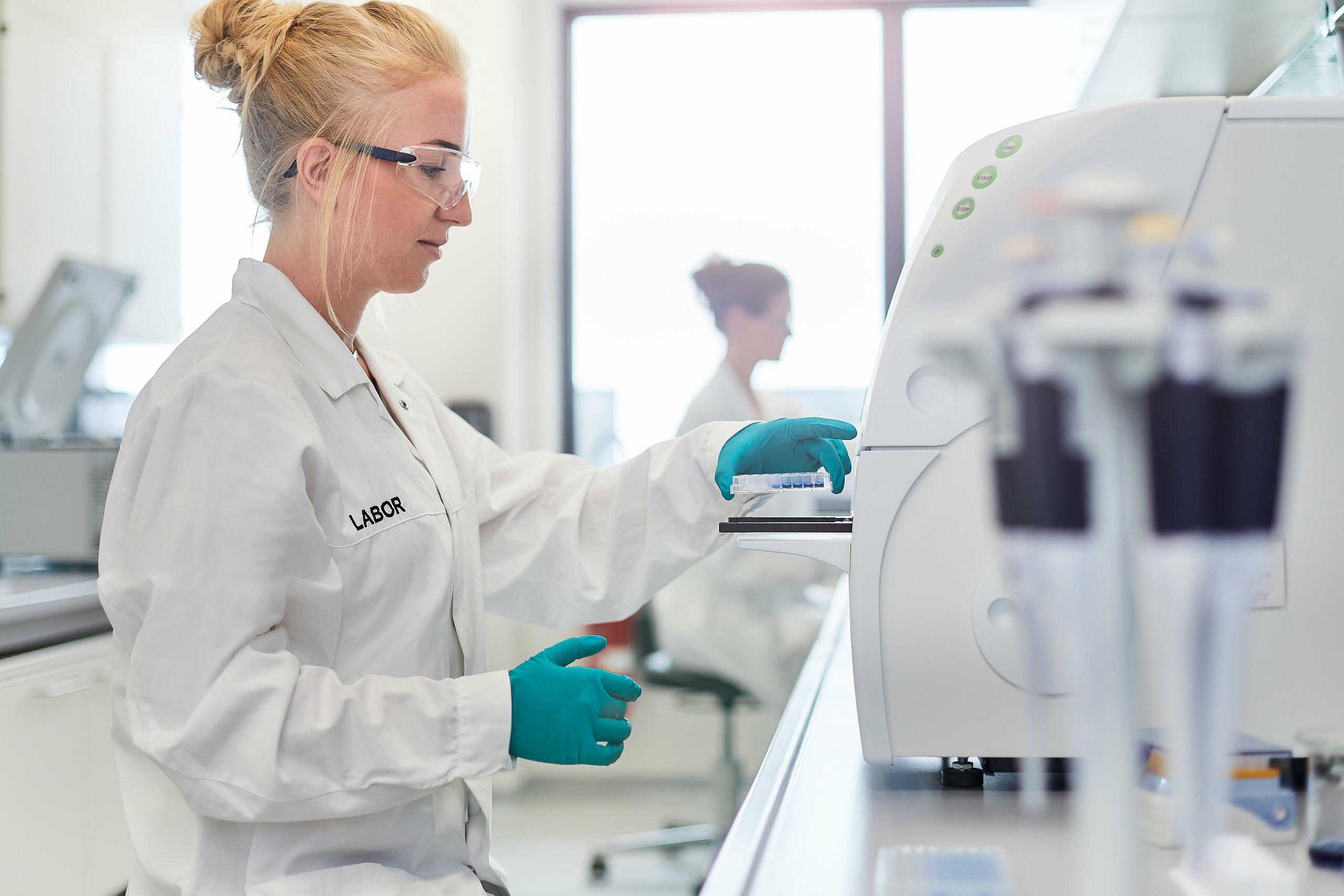 Women in analytical science laboratory has discovered a solution which enables a efficient and sequence-specific ID determination.